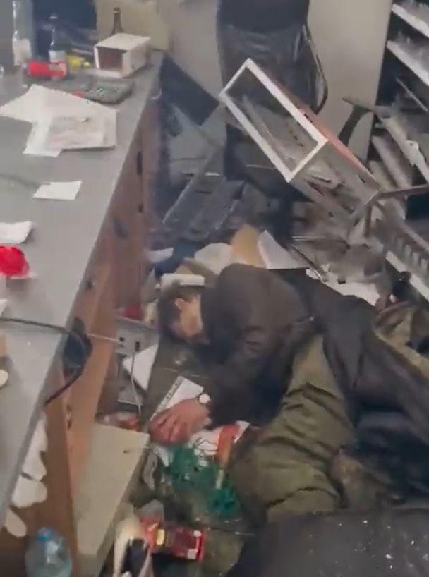 FOTO // Soldat rus, găsit mort de beat, după ce a consumat tot ce şi-a dorit dintr-un magazin