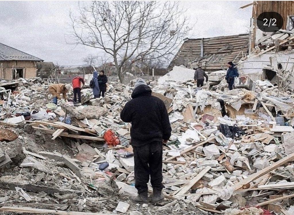 FOTO // Un ucrainean își ţine în braţe pisica, singurul membru al familiei rămas în viaţă, după bombardamentele ruşilor: „Fiica mea a murit în scaunul cu rotile”