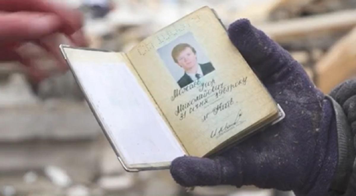 FOTO // Un ucrainean își ţine în braţe pisica, singurul membru al familiei rămas în viaţă, după bombardamentele ruşilor: „Fiica mea a murit în scaunul cu rotile”