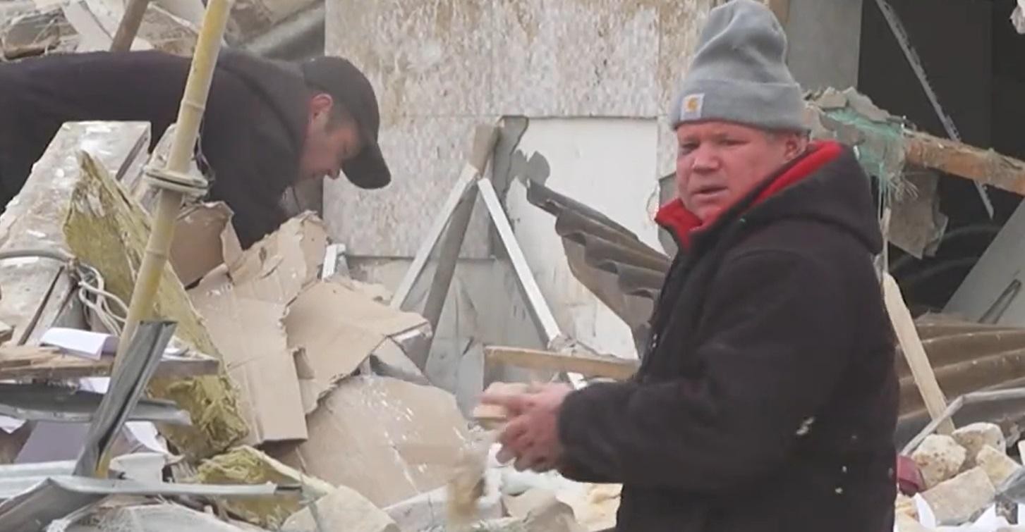 FOTO // Un ucrainean își ţine în braţe pisica, singurul membru al familiei rămas în viaţă, după bombardamentele ruşilor: „Fiica mea a murit în scaunul cu rotile”