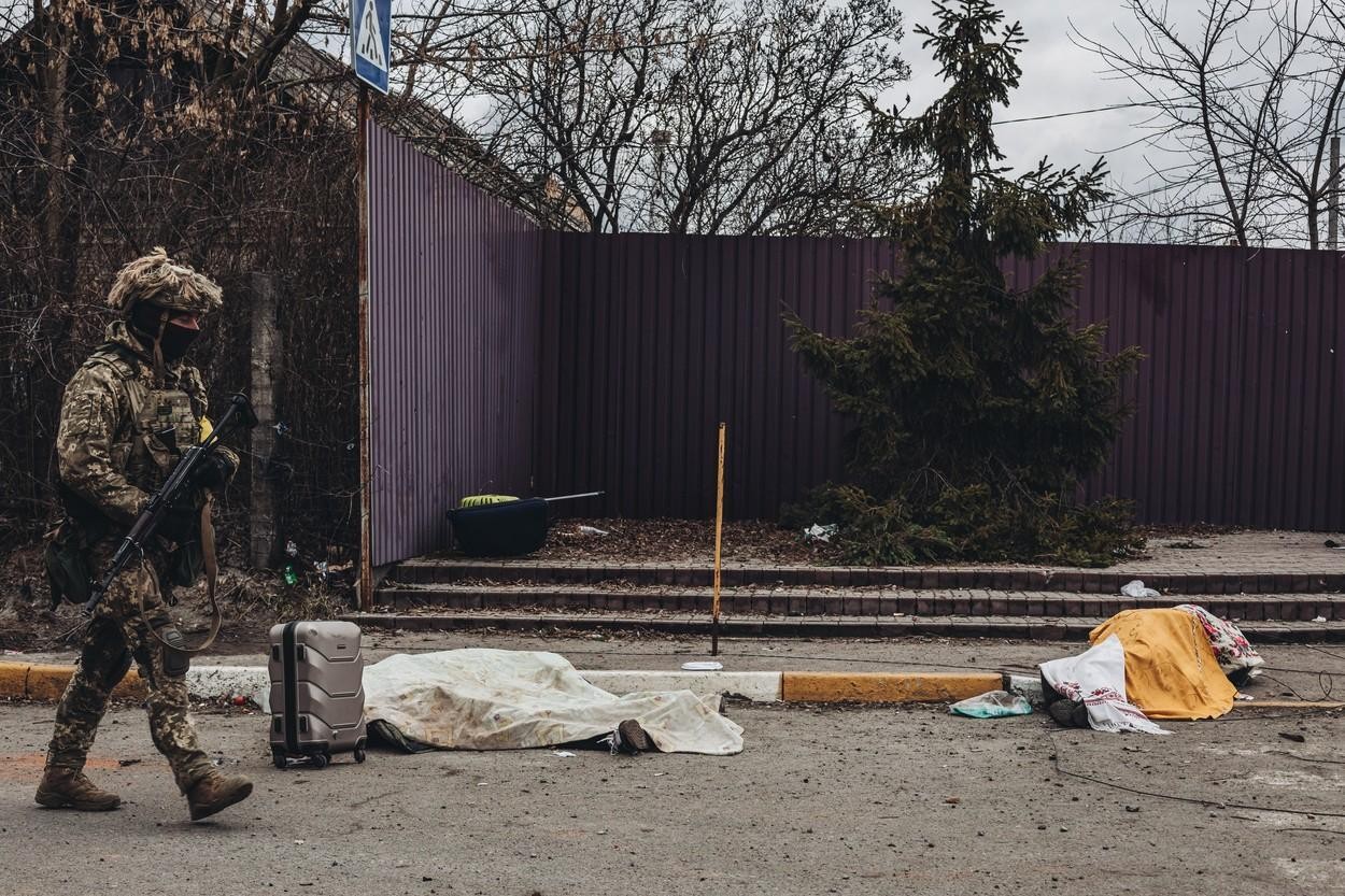 „I-am recunoscut după geamantane". Trauma unui bărbat care a aflat că familia lui e moartă din pozele postate pe internet