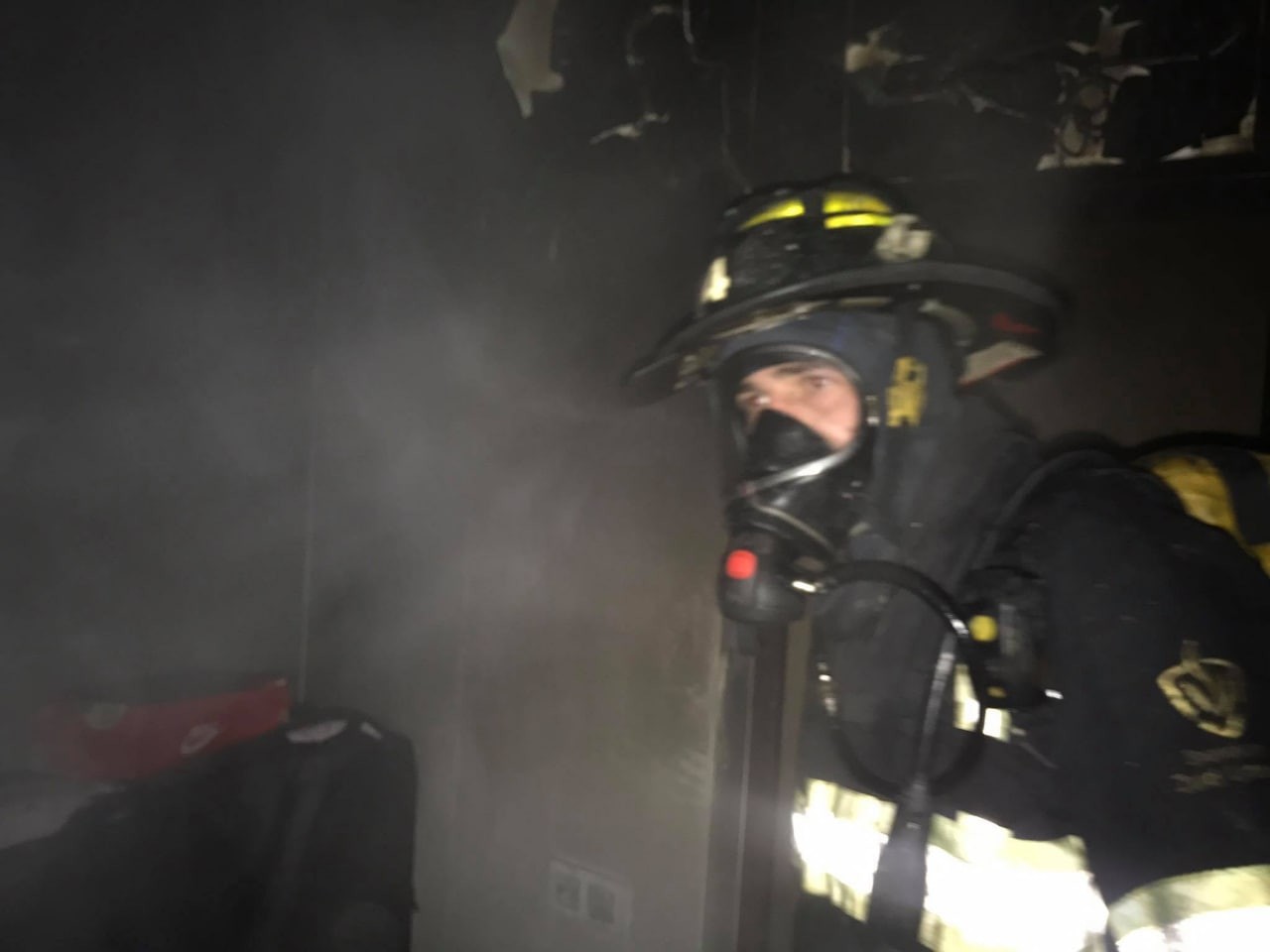 FOTO // Incendiu nocturn în centrul Capitalei. Un bărbat a ars de viu