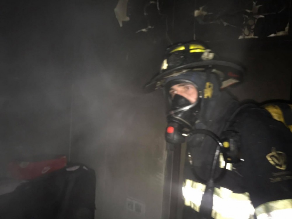 FOTO // Incendiu nocturn în centrul Capitalei. Un bărbat a ars de viu