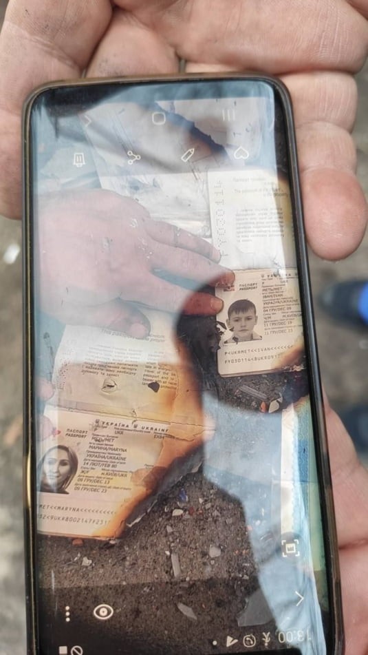 Povestea CUTREMURĂTOARE a ucrainencei îngropate împreună cu fiul ei în curtea blocului