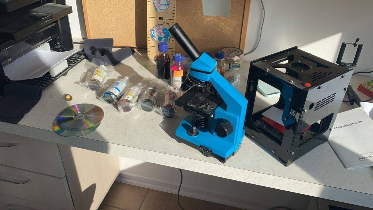 FOTO // Poliția le-a stopat business-ul. Patru bărbați din Chișinău „desenau” pașapoarte europene și le vindeau