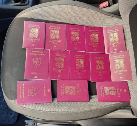 FOTO // Poliția le-a stopat business-ul. Patru bărbați din Chișinău „desenau” pașapoarte europene și le vindeau