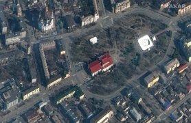 Teatrul din Mariupol, unde se adăposteau circa 1.000 de oameni, bombardat de ruși. Clădirea era semnalizată ca adăpost de copii