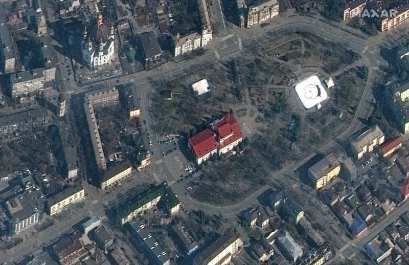 Teatrul din Mariupol, unde se adăposteau circa 1.000 de oameni, bombardat de ruși. Clădirea era semnalizată ca adăpost de copii