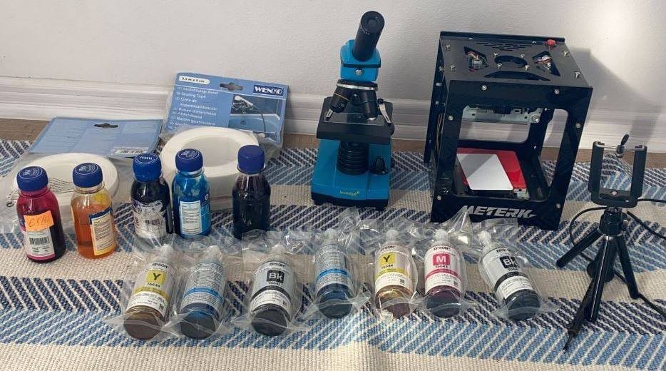 FOTO // Poliția le-a stopat business-ul. Patru bărbați din Chișinău „desenau” pașapoarte europene și le vindeau