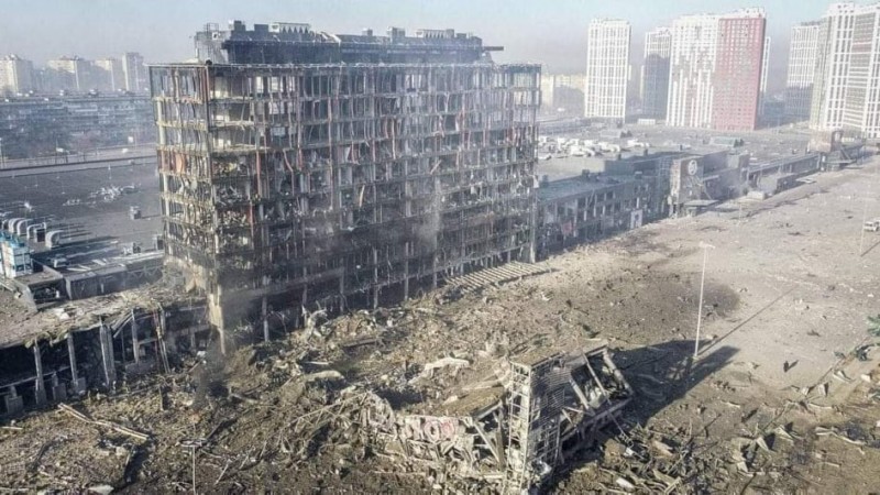 Momentul în care o rachetă rusească lovește un mall din Kiev. Cel puțin opt oameni au murit