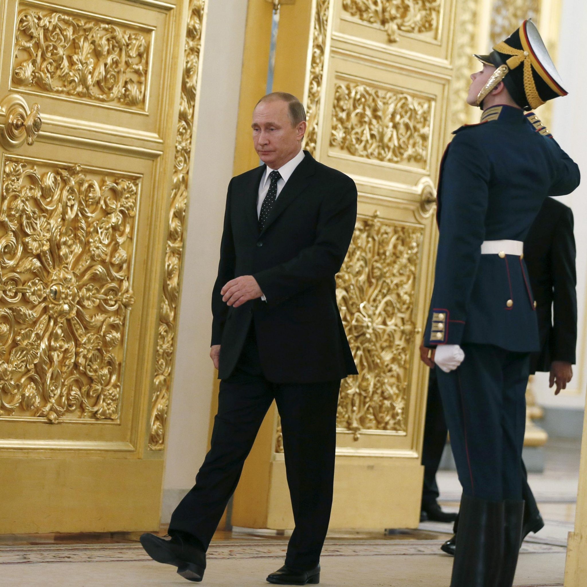 Vladimir Putin – sensurile ascunse ale gesturilor, deslușite de specialist. De ce își ține întotdeauna brațul drept lipit de corp atunci când merge