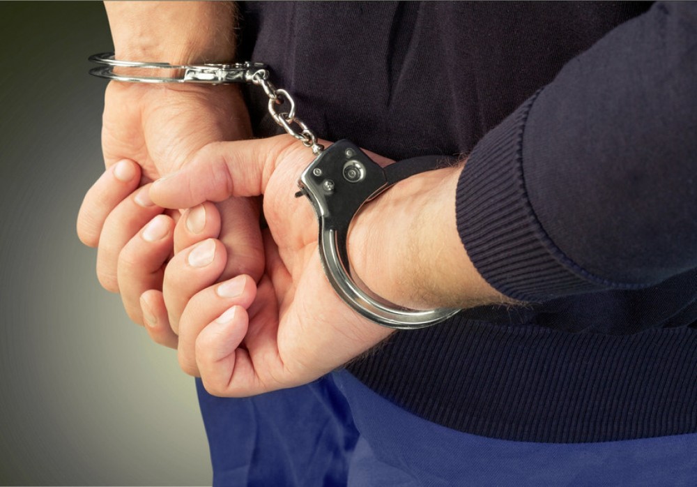 Bărbat de 39 de ani, reţinut după ce s-a aflat că întreţine acte sexuale cu o elevă