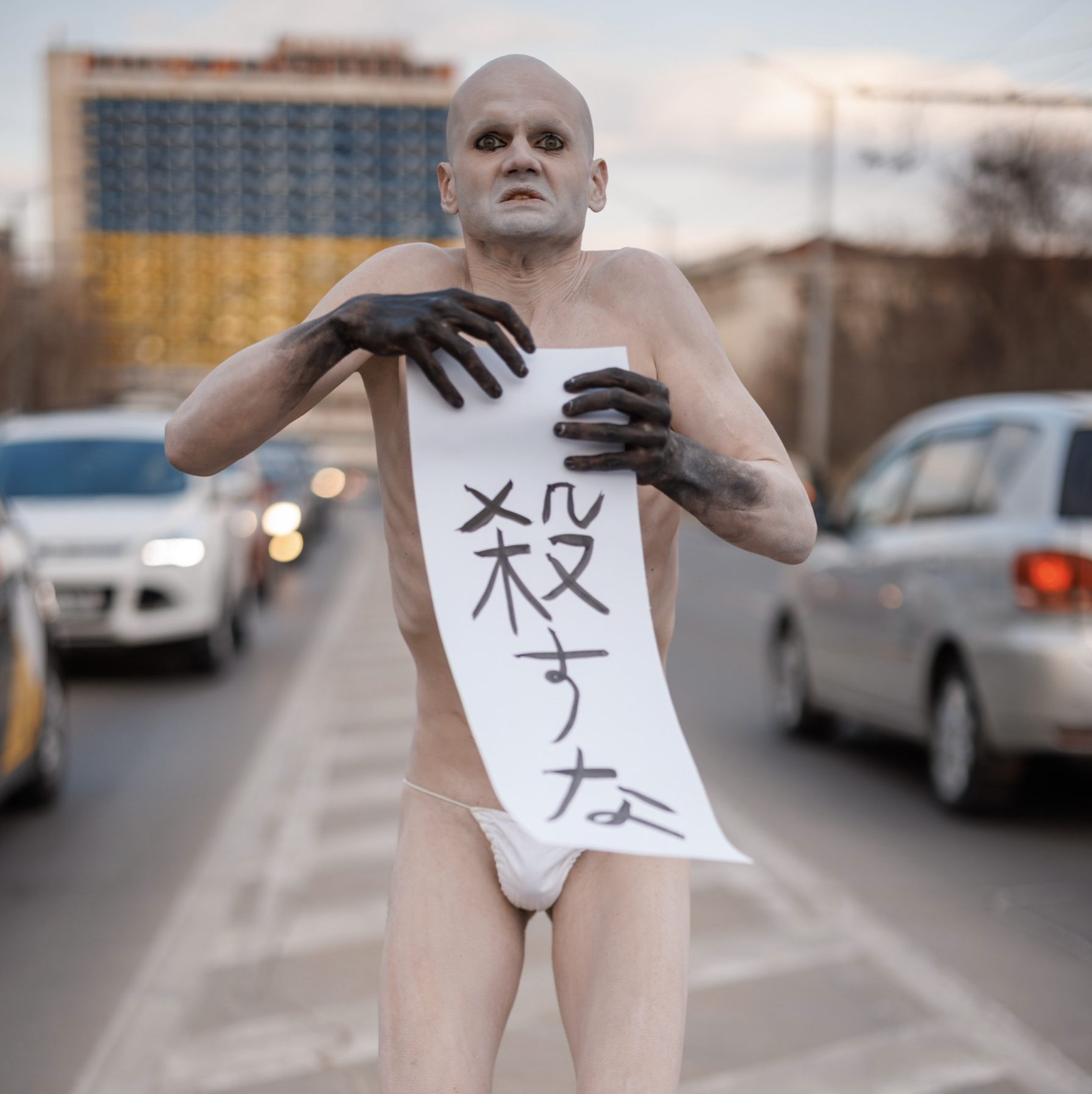 FOTO&VIDEO // „Medici au stabilit că este artă”. Întreaga istorie din spatele personajului misterios apărut pe străzile din Chișinău