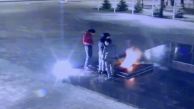 REVOLTĂTOR! Un grup de bărbați s-au urinat pe FOCUL VEȘNIC de la un Memorial din Federația Rusă