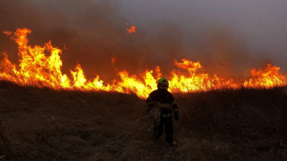 Moldova mistuită de flăcări: 300 hectare de vegetație uscată afectate de incendii în ultimele 24 de ore