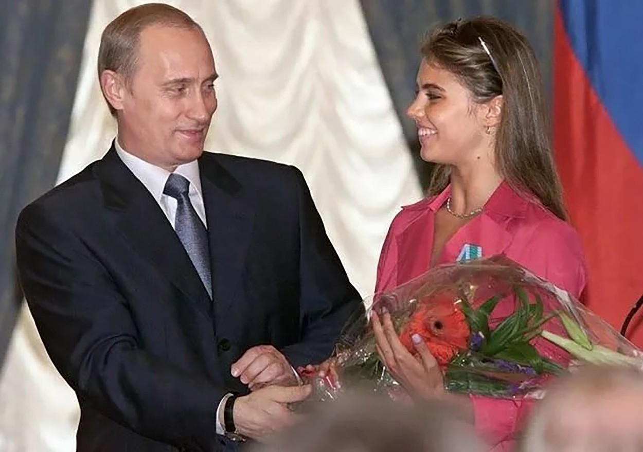 FOTO // Amanta lui Vladimir Putin, într-o rochie aurie la restaurant. Câți bani câștigă Kabaeva
