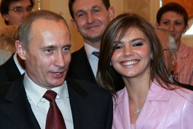 FOTO // Amanta lui Vladimir Putin, într-o rochie aurie la restaurant. Câți bani câștigă Kabaeva