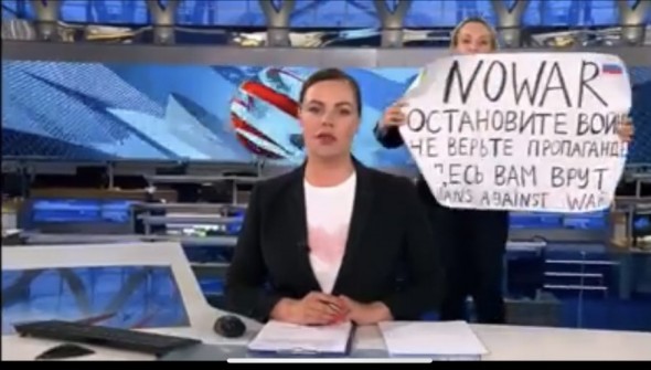Jurnalista rusă, care a protestat in timpul transmisiunii live, se simte amenințată