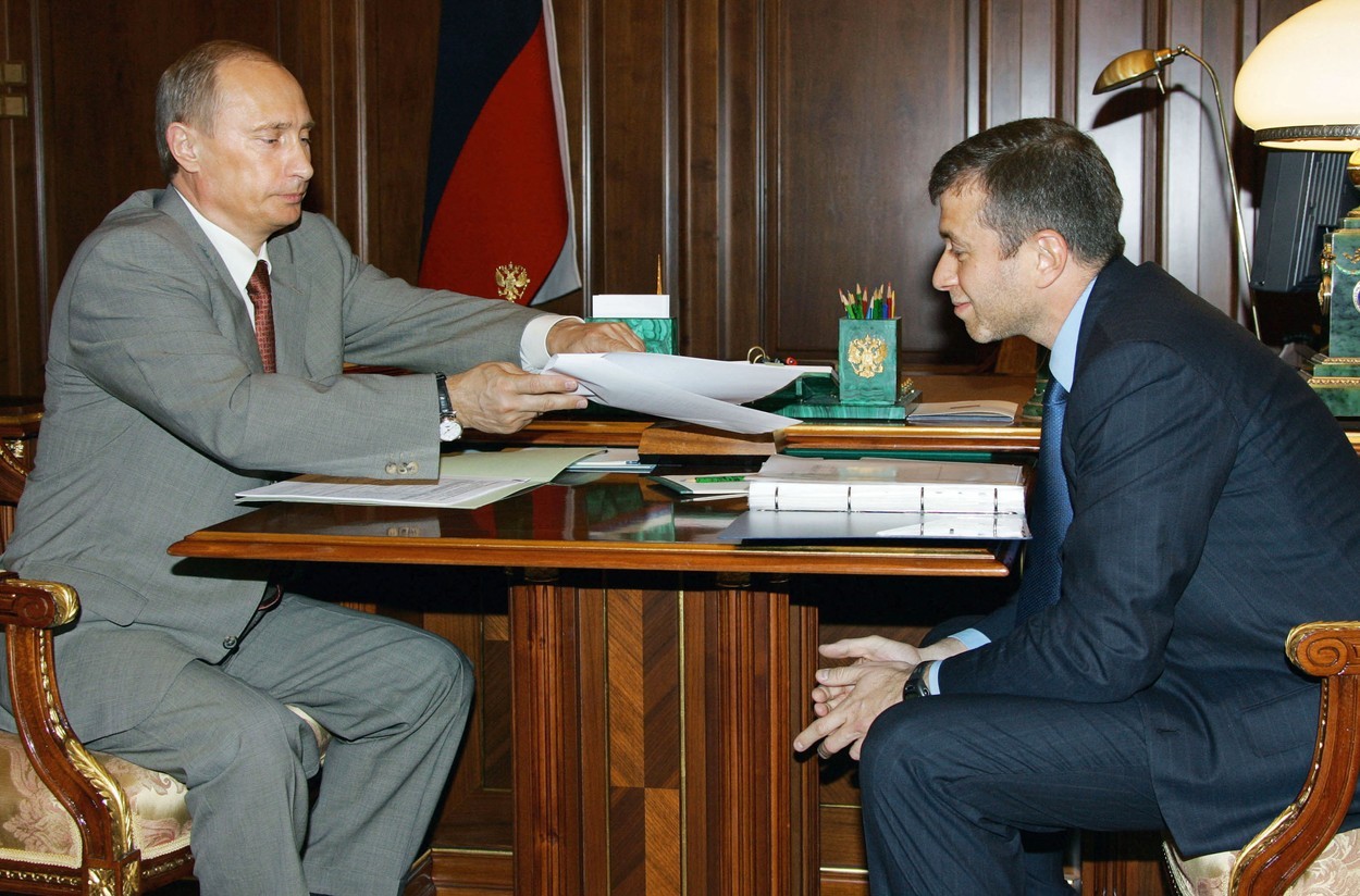 Cine e Roman Abramovici și cum a ajuns un copil orfan să fie un oligarh supranumit „portofelul lui Putin”