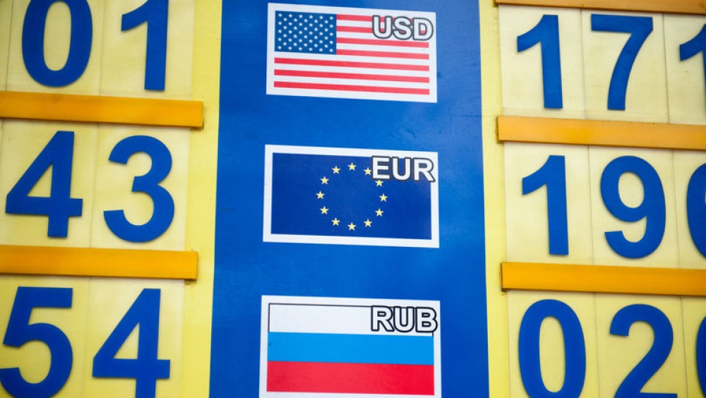 CURS VALUTAR: Leul moldovenesc se depreciază în raport cu USD dar crește în raport cu Euro