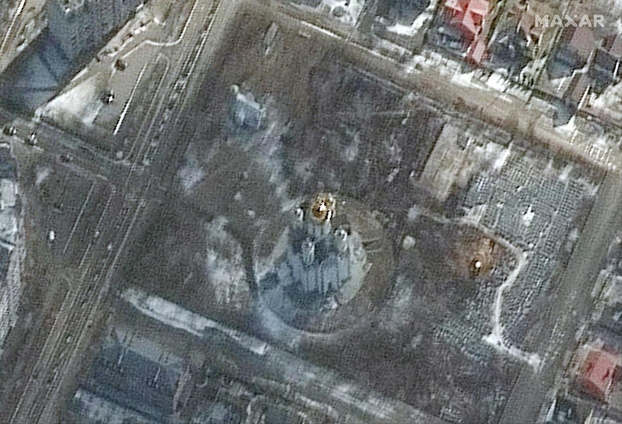 Imagini din satelit arată o groapă comună din Bucha. Șanțul are 14 metri lungime şi este săpat lângă Biserica Sf. Andrei