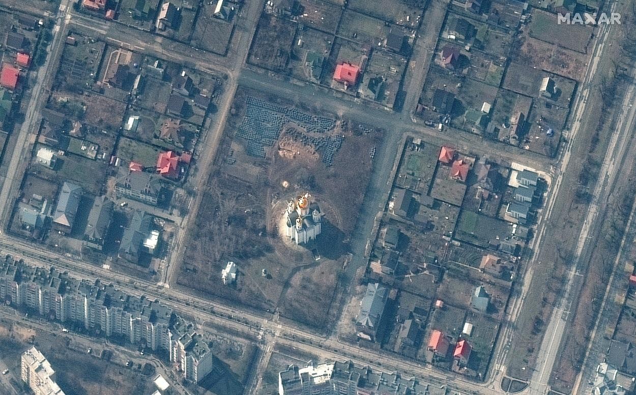 Imagini din satelit arată o groapă comună din Bucha. Șanțul are 14 metri lungime şi este săpat lângă Biserica Sf. Andrei