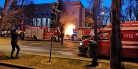 FOTO&VIDEO // Un autovehicul a intrat în porţile ambasadei Rusiei la Bucureşti. Maşina a luat foc, iar şoferul a murit