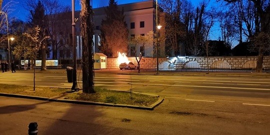 FOTO&VIDEO // Un autovehicul a intrat în porţile ambasadei Rusiei la Bucureşti. Maşina a luat foc, iar şoferul a murit