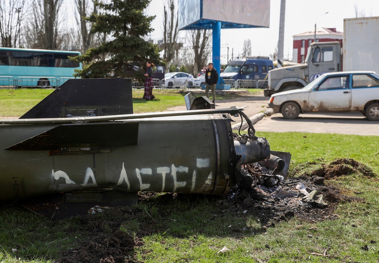 FOTO // Una din rachetele care au lovit gara din Kramatorsk avea inscripția „Pentru copii”