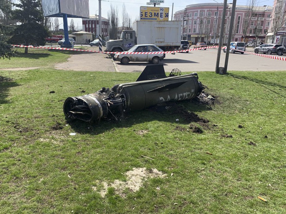 FOTO // Una din rachetele care au lovit gara din Kramatorsk avea inscripția „Pentru copii”