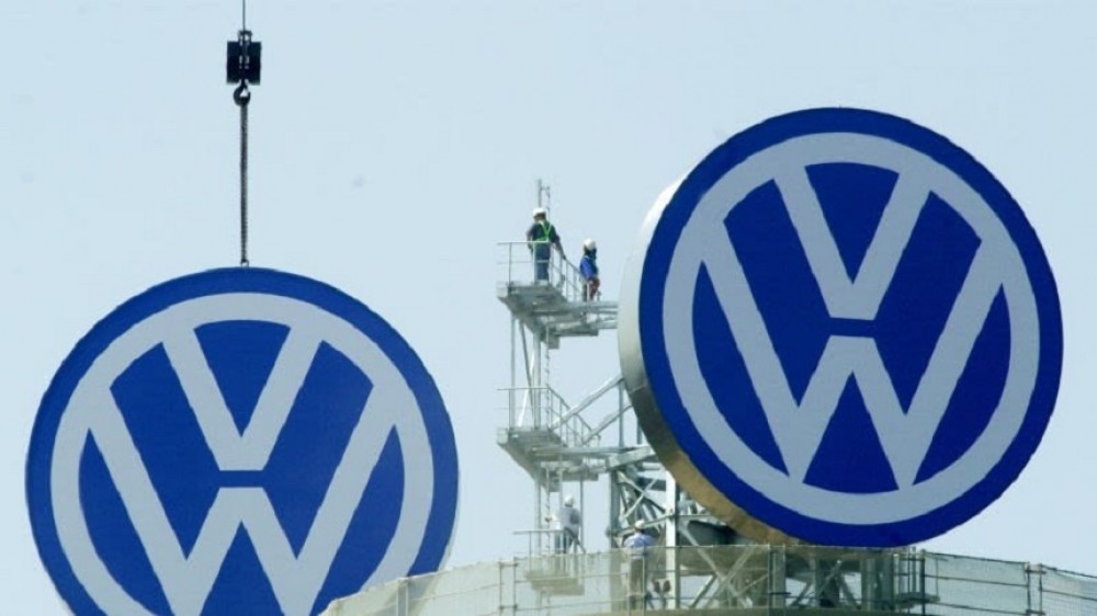 Probleme pentru industria AUTO. Volkswagen: Oferta insuficientă de cipuri va continua până în 2024