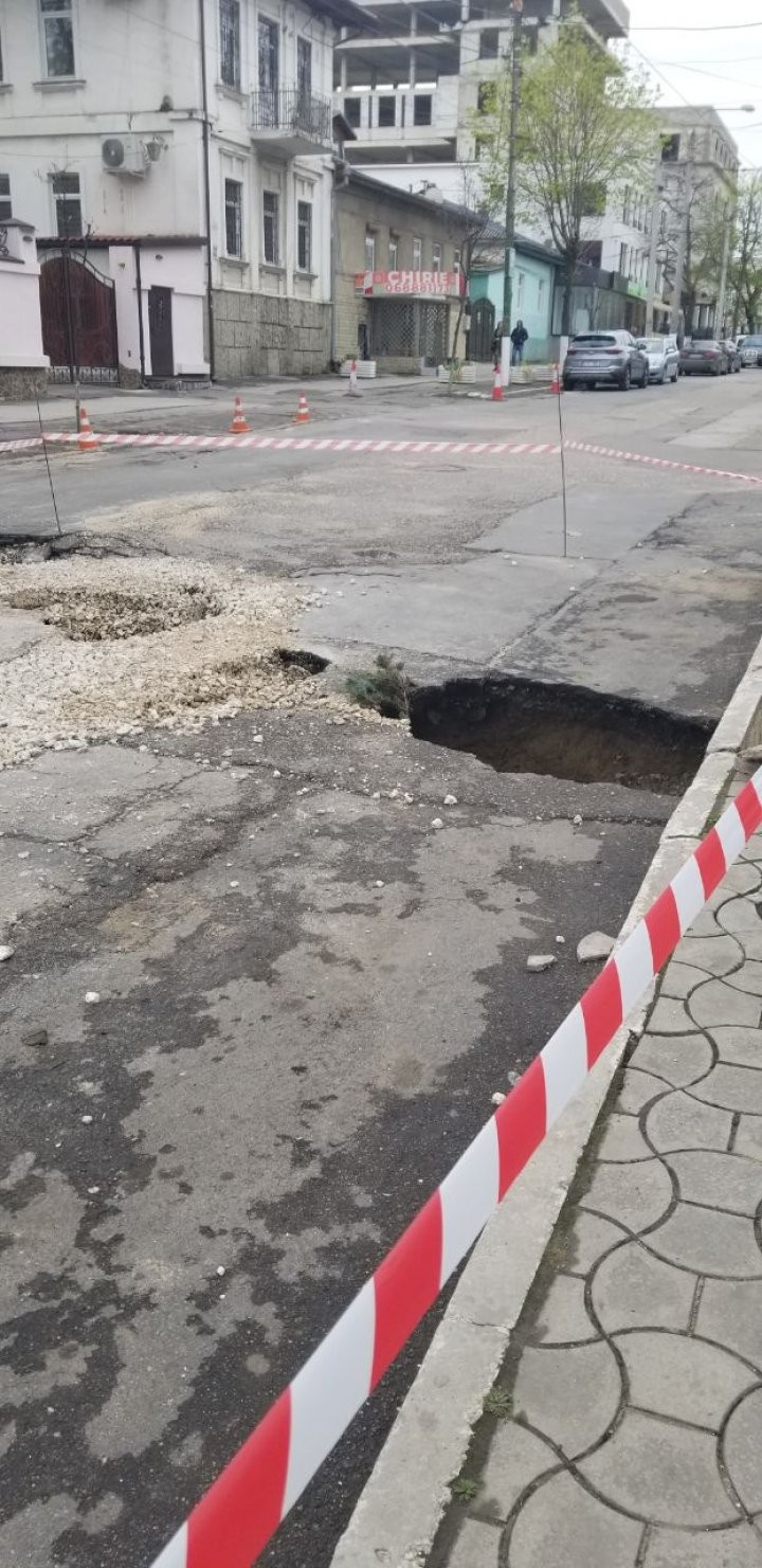 FOTO // Atenție șoferi. În mijlocul unei străzi din Capitală s-a format o groapă imensă