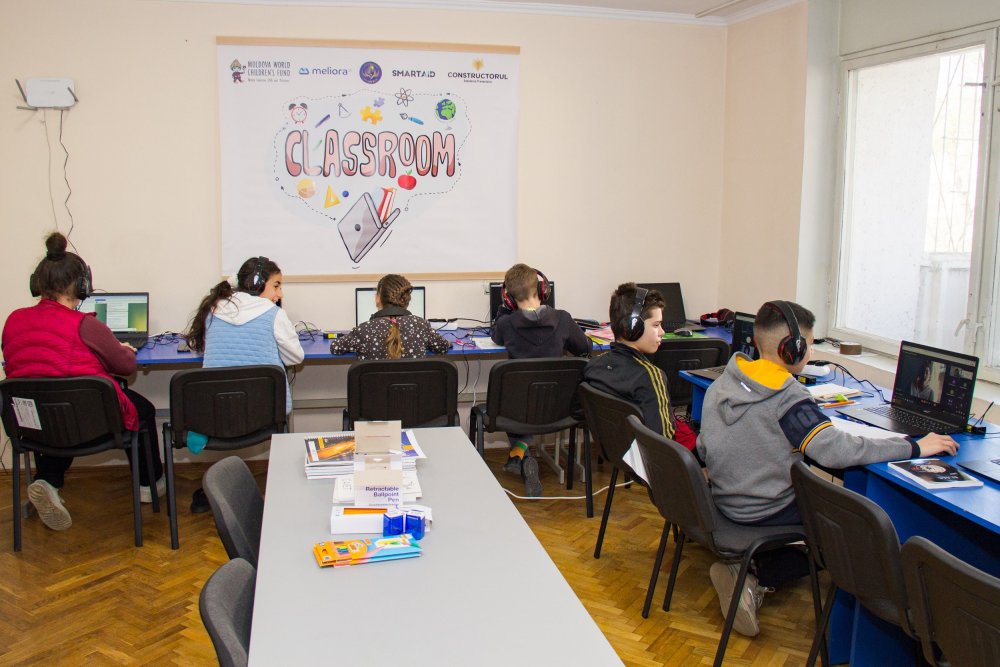 FOTO // Mai mulți copii refugiați din Ucraina învață online în prima clasă deschisă într-un centru de plasament din Moldova