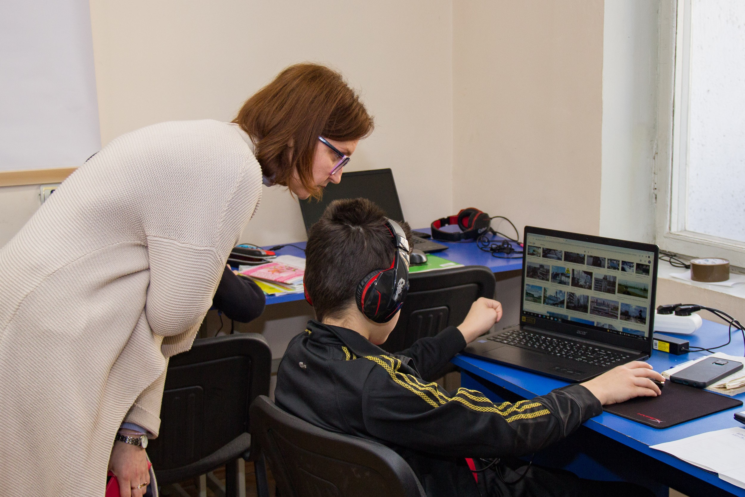 FOTO // Mai mulți copii refugiați din Ucraina învață online în prima clasă deschisă într-un centru de plasament din Moldova