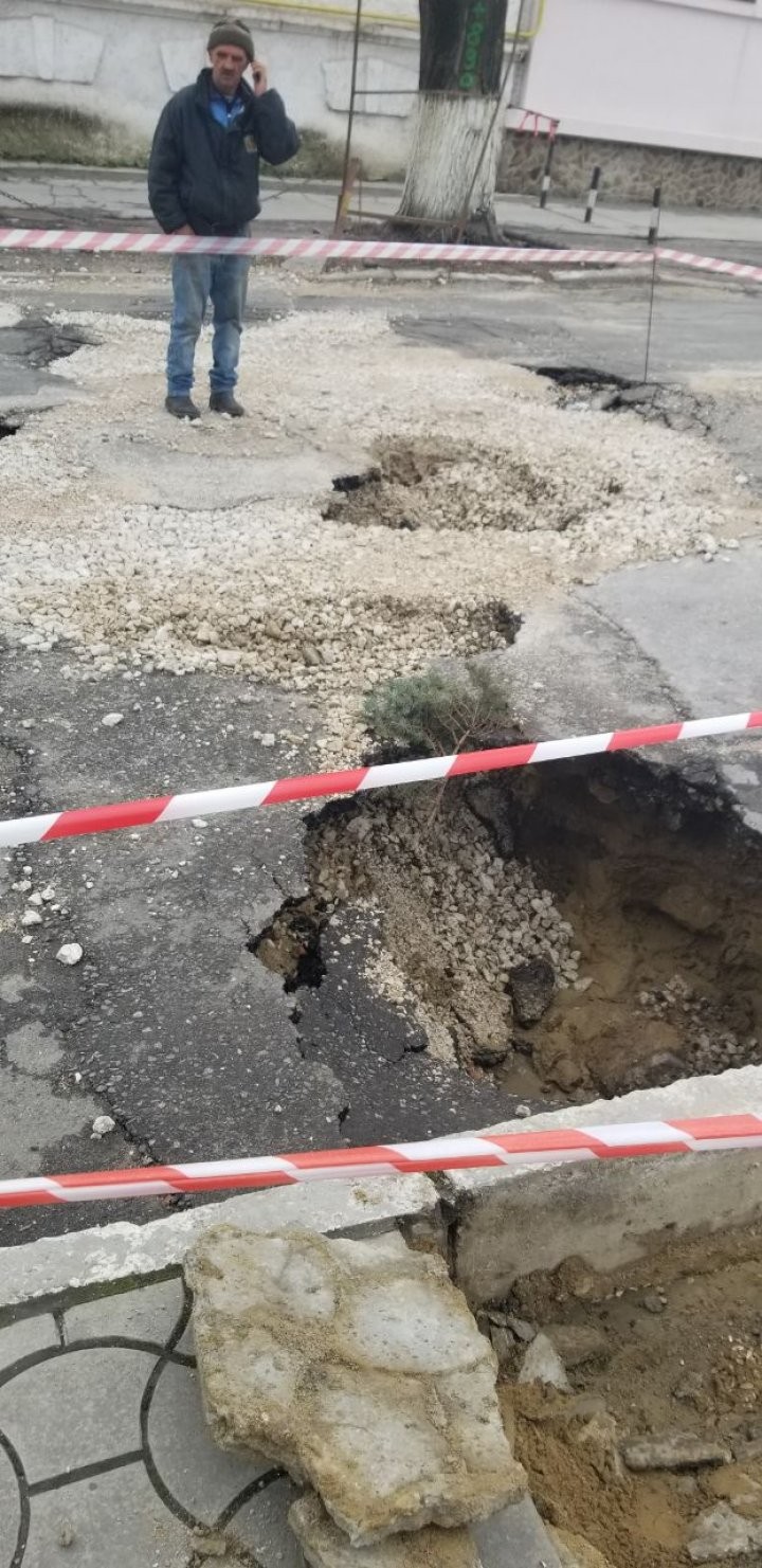 FOTO // Atenție șoferi. În mijlocul unei străzi din Capitală s-a format o groapă imensă
