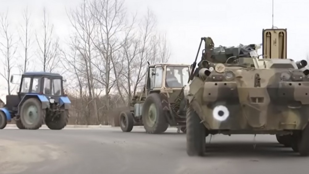 VIDEO // Fermierii ucraineni continuă să adune blindatele abandonate de ruși: Le repară și apoi le refolosesc