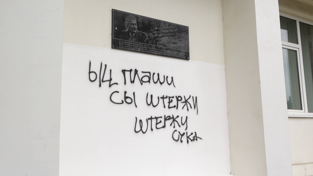 REVOLTĂTOR: Vandalii din Bălți au pângărit placa comemorativă a lui Mihai Volontir
