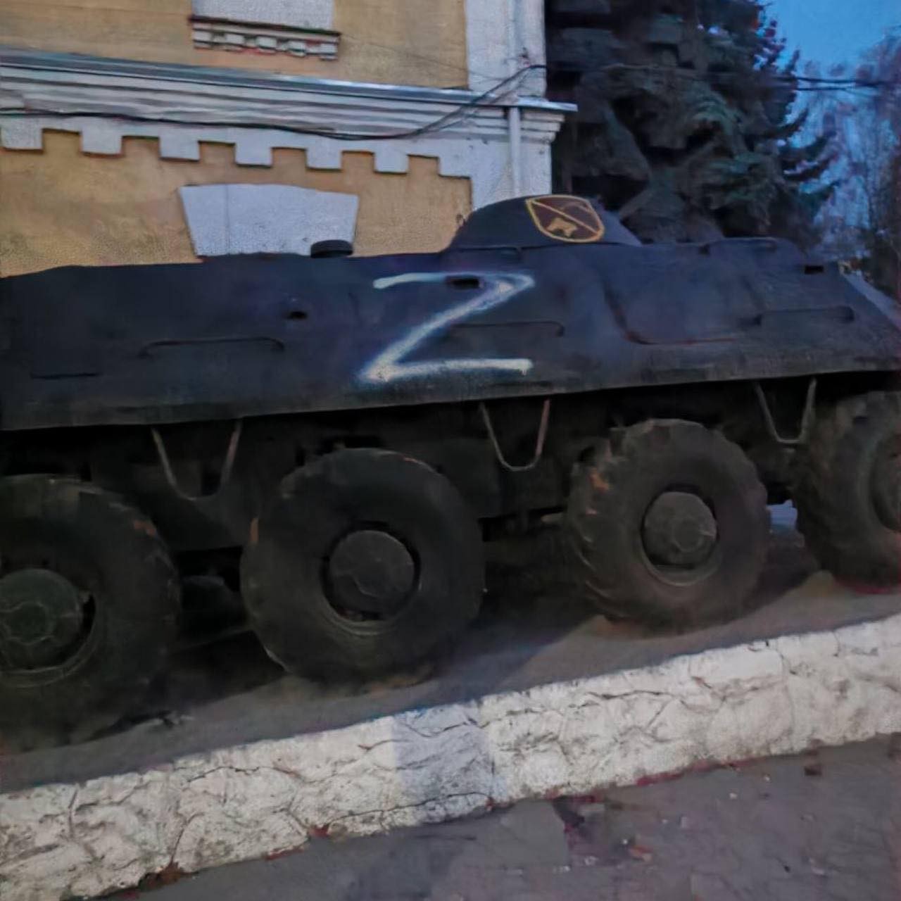 FOTO // Activități extremiste la Bălți. Litera „Z” a apărut pe o blindată miliatară și pe fațada clădirii comunității ucrainenilor