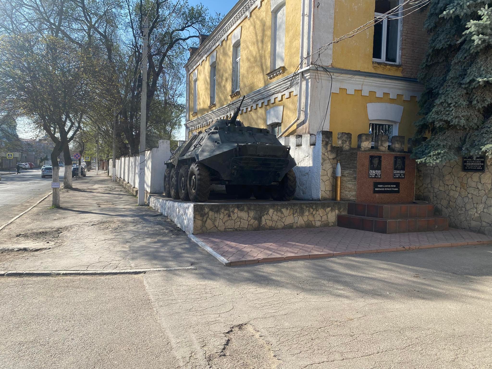 FOTO // Activități extremiste la Bălți. Litera „Z” a apărut pe o blindată miliatară și pe fațada clădirii comunității ucrainenilor