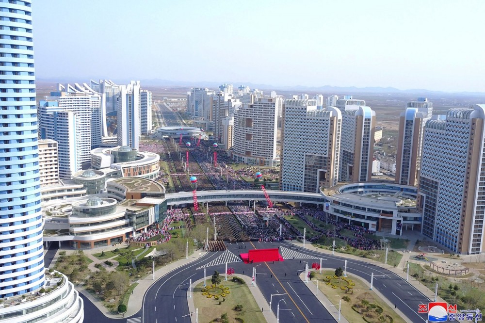 REUTERS: Ghinioniștii ajung să trăiască în „penthouse-urile” din Coreea de Nord