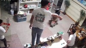 VIDEO // Șarpe de doi metri a intrat într-un magazin din China. Cum au reacționat vânzătorii