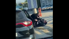Bătaie în traficul din Chișinău: S-au târât pe jos și s-au lovit cu picioarele