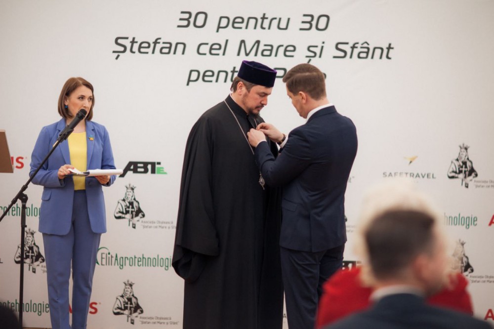 FOTO // Episcop al Basarabiei de Sud, decorat de A.O. Ștefan cel Mare și Sfânt, pentru implicarea în criza refugiaților din Ucraina