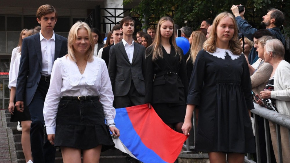 Apucături comuniste în sistemul de educație rus: Vor trebui să cânte imnul și să arboreze steagul în fiecare săptămână