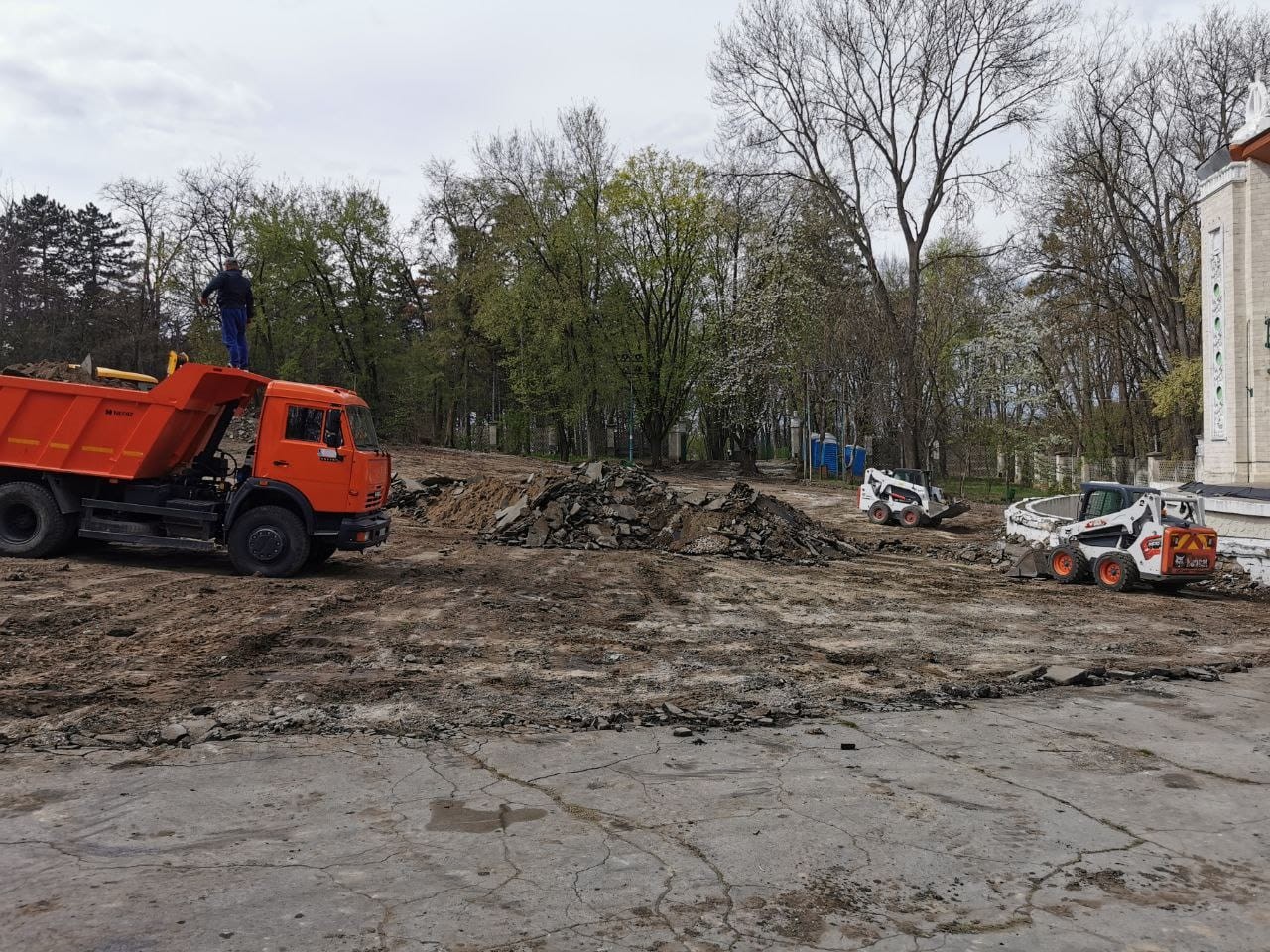 FOTO // Ceban se laudă pe Facebook: Teatrul Verde din Parcul „Valea Morilor” este în plin proces de reabilitare