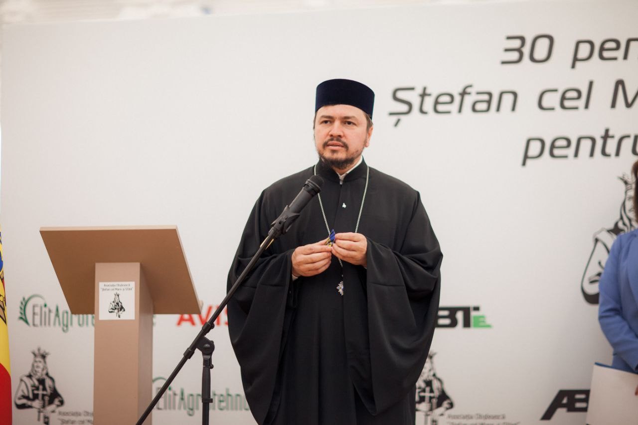 FOTO // Episcop al Basarabiei de Sud, decorat de A.O. Ștefan cel Mare și Sfânt, pentru implicarea în criza refugiaților din Ucraina