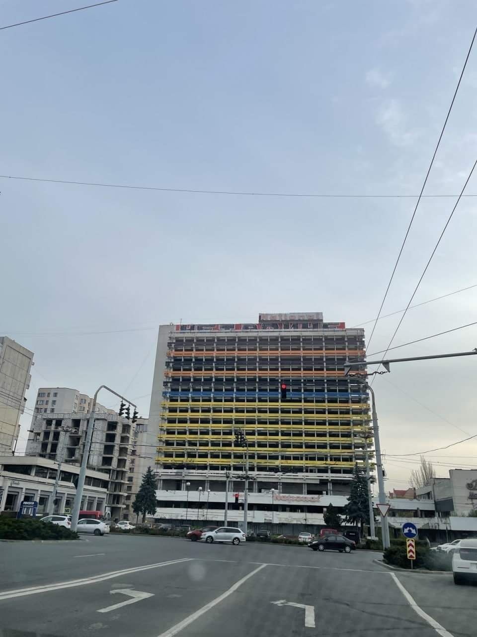 Deputat PAS, după ce Hotelul Național a fost vopsit în culorile panglicii Sf. Gheorghe: Legea nu a intrat încă în vigoare