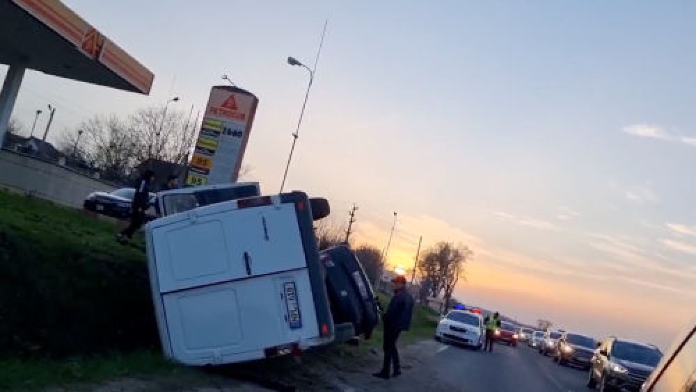 Șofatul sub influența alcoolului a provocat un nou accident în Moldova. Două mașini s-au răsturnat la Ratuș