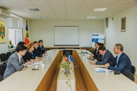 FOTO // Biroul migrație și azil a primit trei microbuze pentru sporirea capacității de intervenție a ofițerilor implicați în criza refugiaților din Ucraina