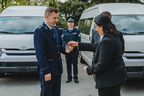 FOTO // Biroul migrație și azil a primit trei microbuze pentru sporirea capacității de intervenție a ofițerilor implicați în criza refugiaților din Ucraina